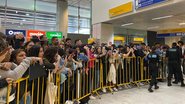 Fãs no Aeroporto Internacional de Guarulhos (Reprodução/Twitter)