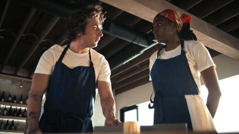 Jeremy Allen White e Ayo Edebiri na 2ª temporada de 'O Urso' (Foto: Reprodução / Hulu)