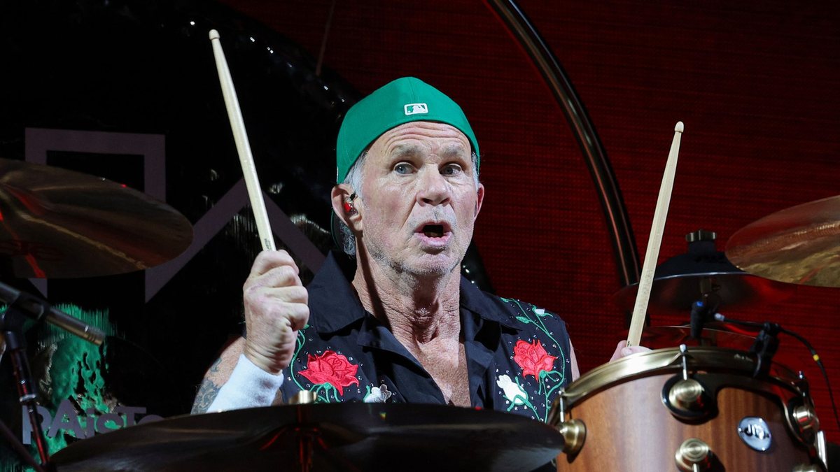 De Dua Lipa a Miley Cyrus, 5 artistas pop com quem Chad Smith, do Red Hot Chili Peppers, já gravou (Foto: Ethan Miller/Getty Images)