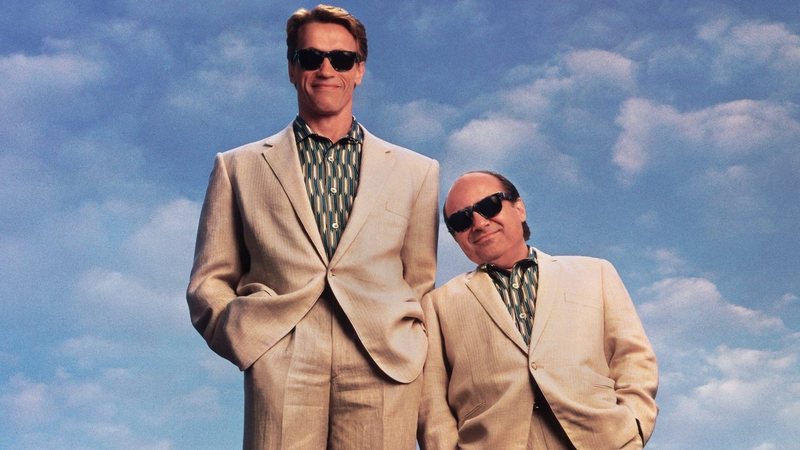 Arnold Schwarzenegger e Danny DeVito em Irmãos Gêmeos, de 1988 (Foto: Divulgação)