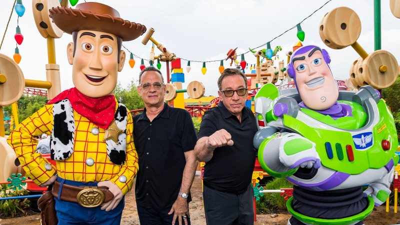 Toy Story 5: Tom Hanks e Tim Allen retornarão no novo filme? (Fotos: Matt Stroshane/Disney Resorts via Getty Images)