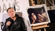 Bryan Adams ao lado de foto de Amy Winehouse (Foto: Andreas Rentz/Getty Images)