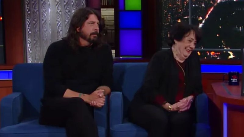 Dave Grohl e a mãe dele, Virginia (Foto: Reprodução/The Late Show with Stephen Colbert)