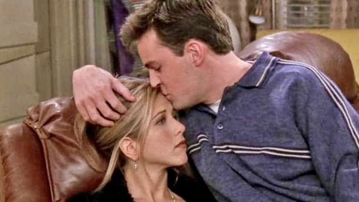 Jennifer Aniston e Matthew Perry em Friends (Foto: Reprodução Friends)