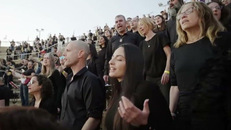 Mais de mil israelenses se unem em concerto para pedir libertação de reféns do Hamas (Foto: Reprodução/YouTube)