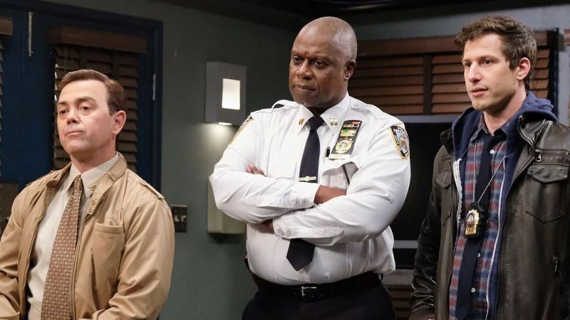 Onde assistir a Brooklyn Nine-Nine com Andre Braugher, o Capitão Holt? (Foto: Divulgação/NBC)