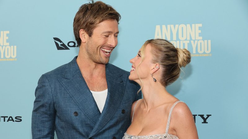 Sydney Sweeney e Glen Powell estrelam a comédia romântica Todos Menos Você (Foto: Dia Dipasupil/Getty Images)