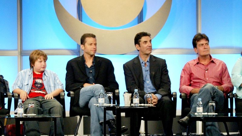 Chuck Lorre e os protagonistas da série, Angus T. Jones, Jon Cryer e Charlie Sheen (Frederick M. Brown/Getty Images)