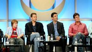 Chuck Lorre e os protagonistas da série, Angus T. Jones, Jon Cryer e Charlie Sheen (Frederick M. Brown/Getty Images)