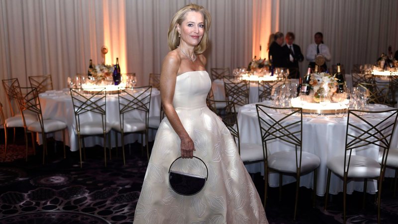 Vestido de Gillian Anderson com vaginas no Globo de Ouro 2024 (Foto: Matt Winkelmeyer/Getty Images)