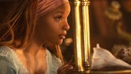 Halle Bailey, de A Pequena Sereia, anuncia nascimento de primeiro filho (Foto: Reprodução/Disney)