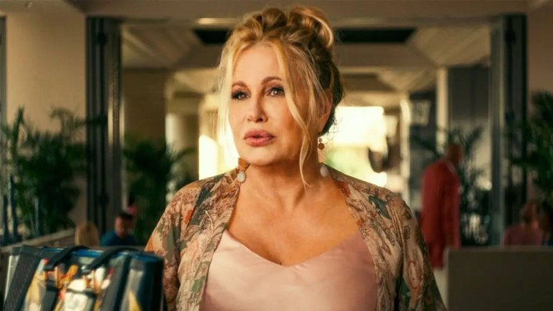 Jennifer Coolidge, de The White Lotus, é confirmada no elenco de Minecraft (Foto: Reprodução/HBO)