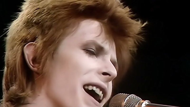 David Bowie apresenta 'Starman' no programa 'Top of the Pops', em 1972 (Reprodução/YouTube)