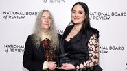 Patti Smith e Lily Gladstone (Foto: Jamie McCarthy/Getty Images)