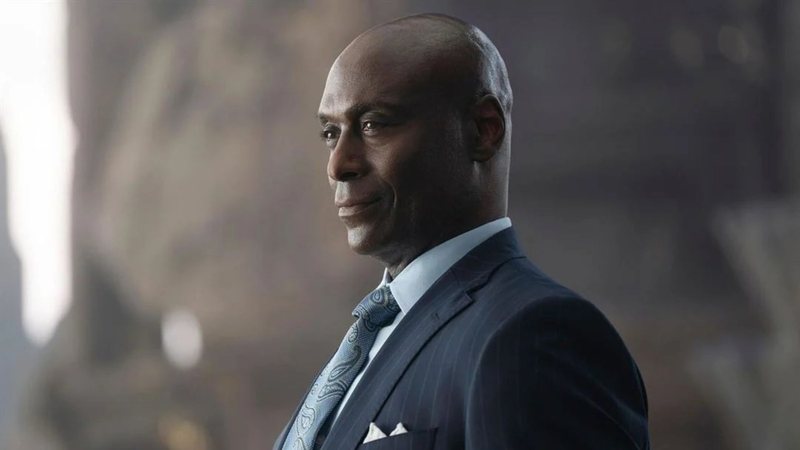 Percy Jackson e os Olimpianos dedica último episódio da 1ª temporada a Lance Reddick, que faleceu em março de 2023 (Foto: Divulgação/Disney+)