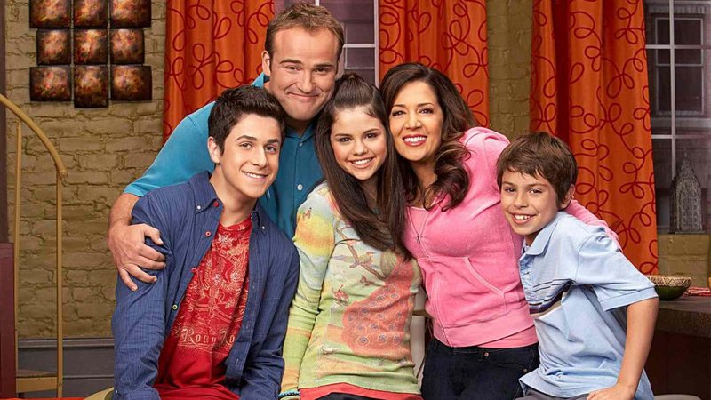 Selena Gomez reencontra elenco de Os Feiticeiros de Waverly Place, que ganhará uma sequência em breve (Foto: Divulgação/Disney Channel)