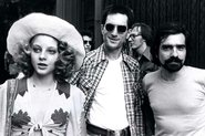 Jodie Foster, Robert De Niro e Martin Scorsese no set de Taxi Driver – Motorista de Táxi (Foto: Divulgação)