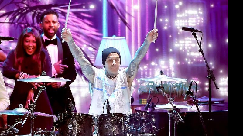 Travis Barker se apresenta no Emmy 2023 (Foto: Reprodução People)