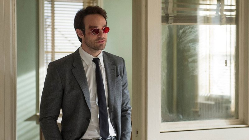 Demolidor aparece aos beijos com novo amor nos bastidores de Daredevil: Born Again, nova série do Universo Cinematográfico da Marvel (Foto: Reprodução/Marvel Television)