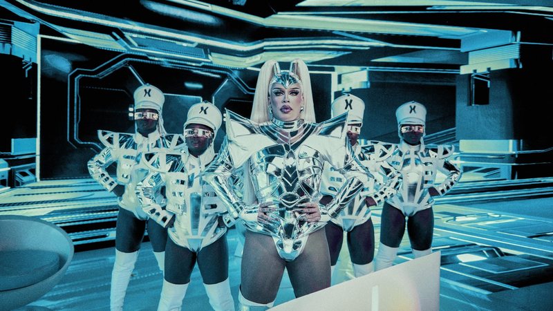 Gloria Groove em videoclipe de 'Modo Xuxa' (Foto: Thais Vandanezi/Phillipe Mortosa/Divulgação)