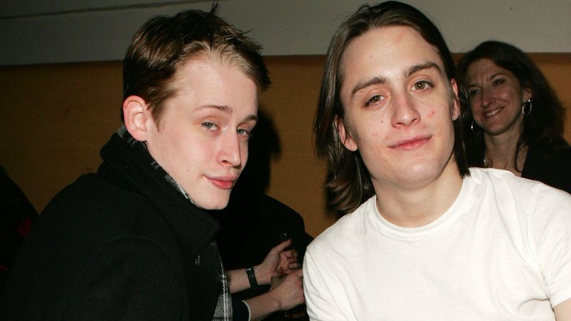 Macaulay Culkin com o irmão, Kieran, em 2005; junto com os outros três irmãos, Rory, Christian e Shane, atores trabalharão juntos pela primeira vez em série (Foto: Peter Kramer/Getty Images)