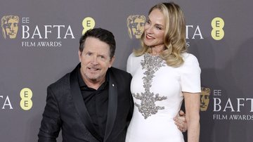 Michael J. Fox com a esposa, Tracy Pollan, no tapete vermelho do BAFTA 2024, que aconteceu em Londres no último domingo, dia 18 de fevereiro (Foto: John Phillips/Getty Images)