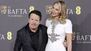 Michael J. Fox com a esposa, Tracy Pollan, no tapete vermelho do BAFTA 2024, que aconteceu em Londres no último domingo, dia 18 de fevereiro (Foto: John Phillips/Getty Images)