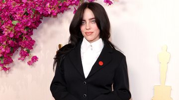 Artistas como Billie Eilish usaram um broche vermelho para protesta a favor da Palestina no Oscar 2024 (Foto: Getty Images)