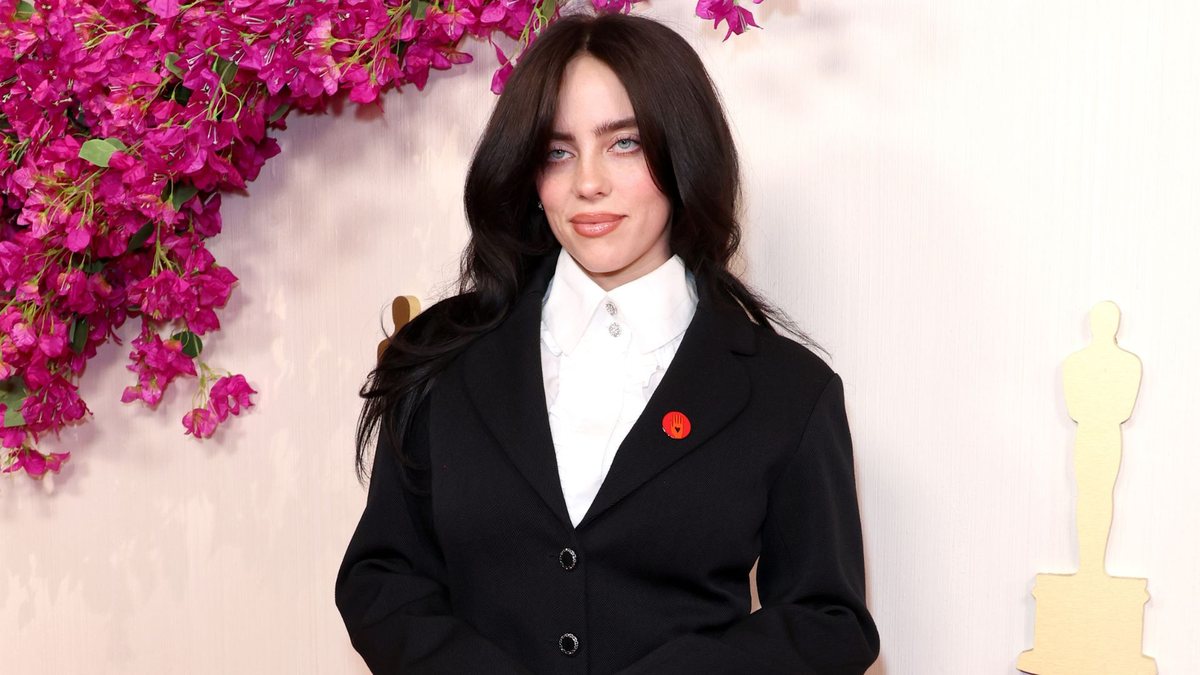 Artistas como Billie Eilish usaram um broche vermelho para protesta a favor da Palestina no Oscar 2024 (Foto: Getty Images)