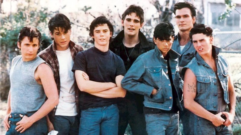 Emilio Estevez, Rob Lowe, C.Thomas Howell, Matt Dillon, Ralph Macchio, Patrick Swayze, Tom Cruise em Vidas Sem Rumo (Foto: Reprodução)