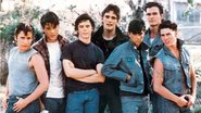 Emilio Estevez, Rob Lowe, C.Thomas Howell, Matt Dillon, Ralph Macchio, Patrick Swayze, Tom Cruise em Vidas Sem Rumo (Foto: Reprodução)