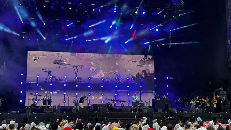 Xamã chama Major RD e Leall ao palco durante show no lollapalooza (Foto: Bruna Maleh)