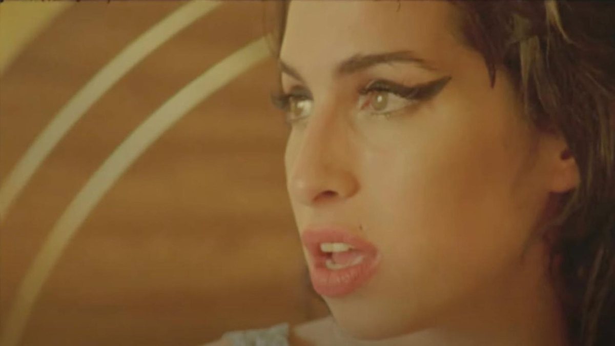 Amy Winehouse no clipe de ‘Tears Dry on Their Own’ (Imagem: Reprodução/YouTube)