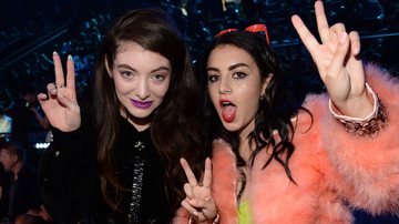 Lorde e Charli XCX no 2014 MTV Video Music Awards (Foto: Kevin Mazur/MTV1415/WireImage)