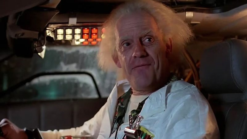 Christopher Lloyd, de De Volta Para o Futuro, estará no 2º ano de Wandinha (Foto: Divulgação)