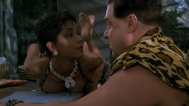 Halle Berry e John Goodman em Os Flintstones - O Filme (Foto: Divulgação)