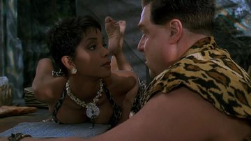 Halle Berry e John Goodman em Os Flintstones - O Filme (Foto: Divulgação)