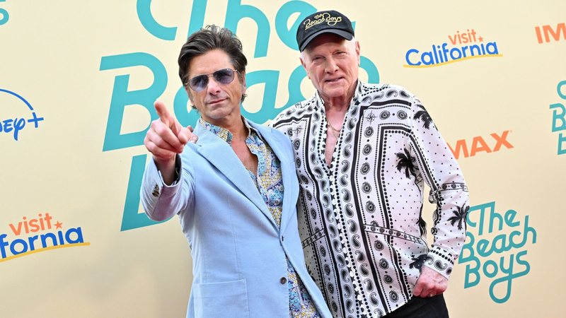 John Stamos e Mike Love, do The Beach Boys (Foto: Axelle/Bauer-Griffin/FilmMagic)