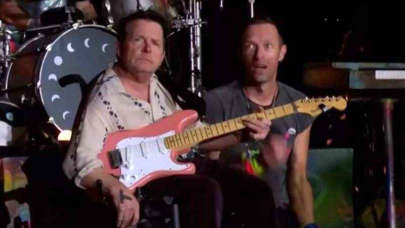 Michael J. Fox se une ao Coldplay durante show no Glastonbury Festival 2024 (Foto: Reprodução/YouTube)