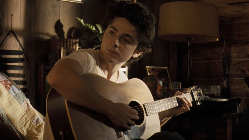 Timothée Chalamet como Bob Dylan em A Complete Unknown (Foto: Rerprodução/YouTube)