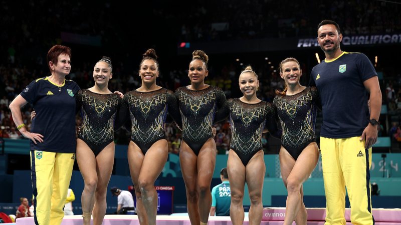 Atletas e treinadores da equipe brasileira de ginástica artística (Foto: Naomi Baker/Getty Images)