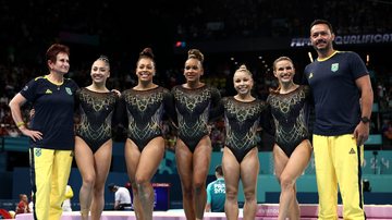 Atletas e treinadores da equipe brasileira de ginástica artística (Foto: Naomi Baker/Getty Images)