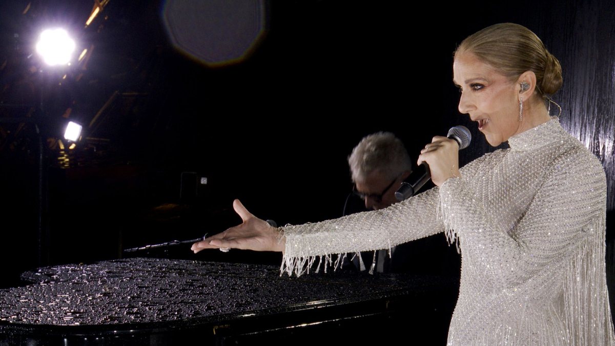 Céline Dion em apresentação na cerimônia de abertura dos Jogos Olímpicos de Paris (Foto: Screengrab by IOC via Getty Images)