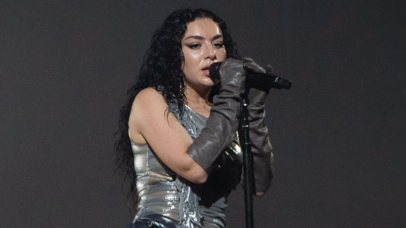 Charli XCX durante show no Roskilde Festival 2024 (Foto: Joseph Okpako/WireImage)