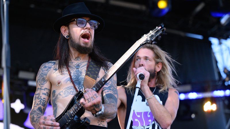 Dave Navarro e Taylor Hawkins durante show da banda NHC (Foto: Scott Dudelson/Getty Images)