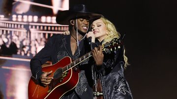 Madonna com o filho David Banda em show da The Celebration Tour, em Londres, em 2023 (Foto: Kevin Mazur/WireImage for Live Nation)