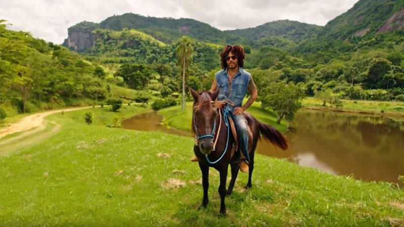 Lenny Kravitz em sua fazenda no Brasil (Imagem: Reprodução/YouTube/Architectural Digest)