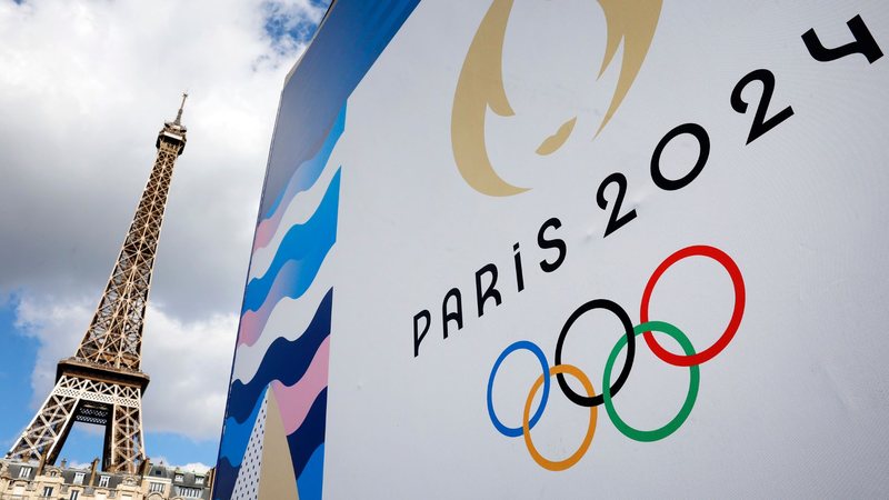 Logo dos Jogos Olímpicos de Paris 2024 perto da Torre Eiffel (Foto: Chesnot/Getty Images)