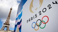 Logo dos Jogos Olímpicos de Paris 2024 perto da Torre Eiffel (Foto: Chesnot/Getty Images)