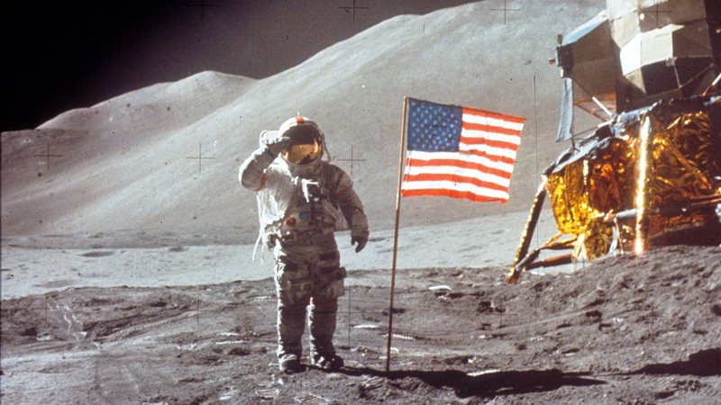 Astronauta David Scott faz saudação ao lado da bandeira dos EUA em 30 de julho de 1971 na Lua durante a missão Apollo 15 (Foto: NASA/Liaison)